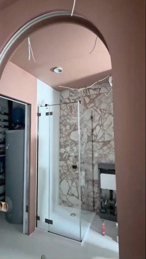 Łazienka z łukiem i wnękami technicznymi