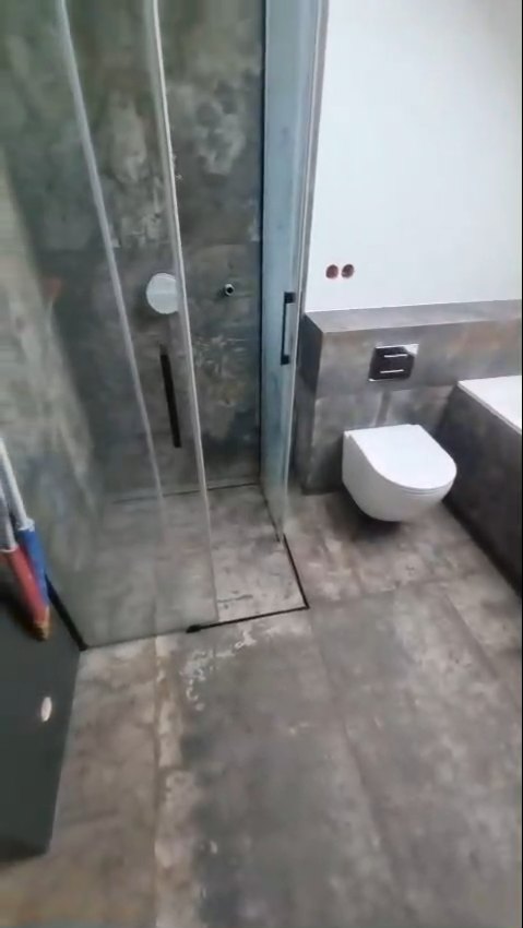 Przejście przez ciemną łazienkę