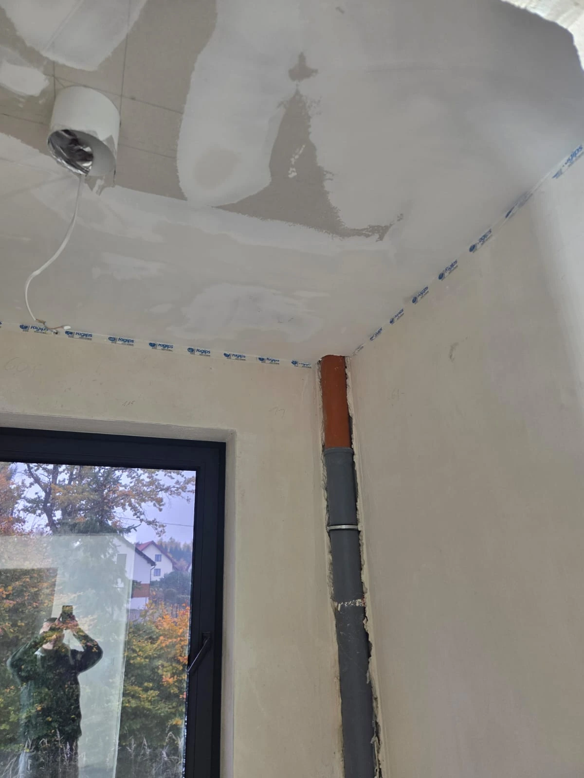 Sufit przy pionie instalacyjnym i otworze wentylacyjnym
