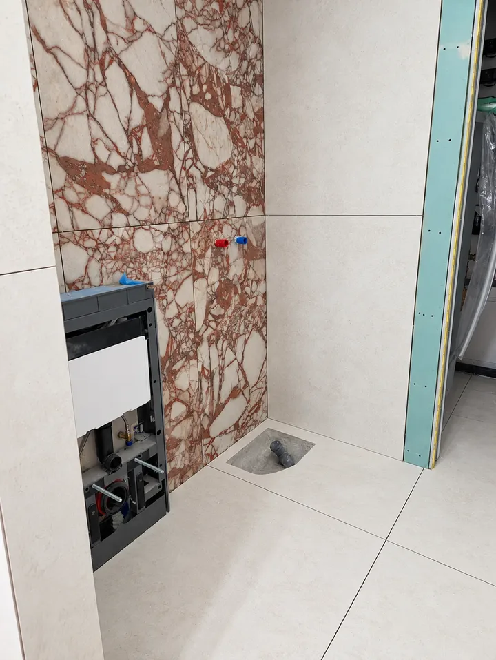 Okładzina przy stelażu WC