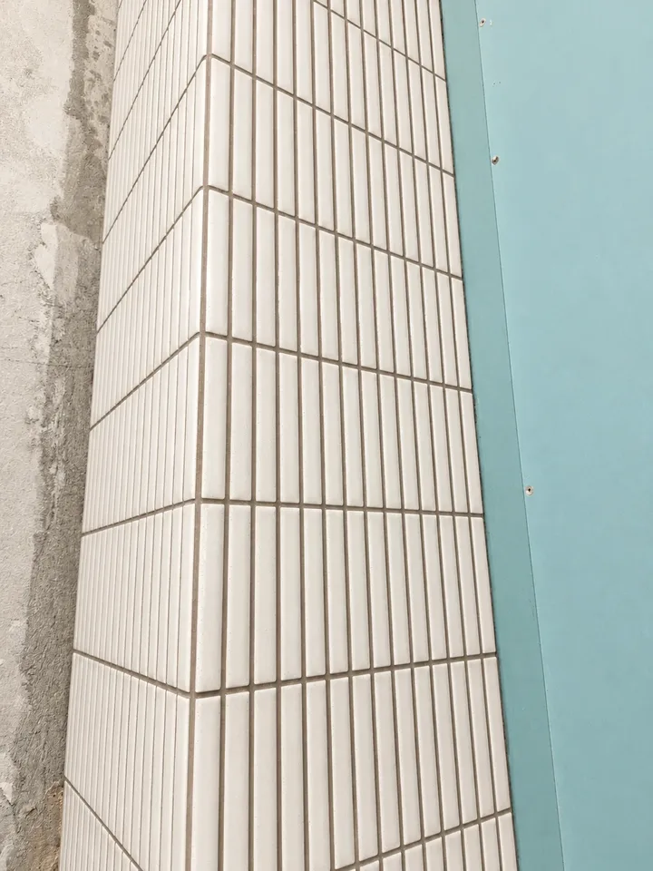 Narożnik w drobnych pionowych płytkach