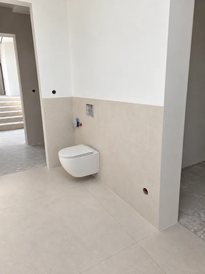 WC przy częściowo wyłożonych ścianach