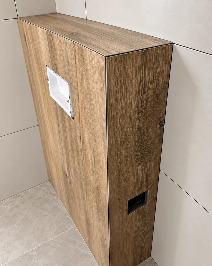 Obudowa WC z drewnopodobnym wzorem